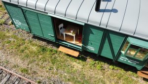 Nádraží Kovářská nabízí ubytování v přestavěných hytlákách. Pramen: Archiv Štěpána Macháčka