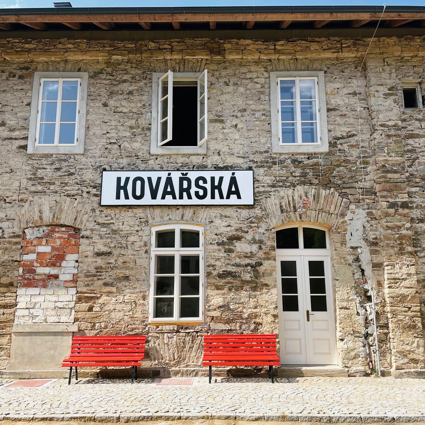 Budova nádraží Kovářská povstala z ruin. Pramen: Archiv Štěpána Macháčka