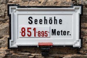 Obnovená cedule s údajem o nadmořské výšce. Pramen: Archiv Štěpána Macháčka