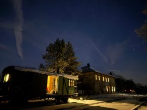 Nádraží Kovářská nabízí ubytování v přestavěných hytlákách. Pramen: Archiv Štěpána Macháčka