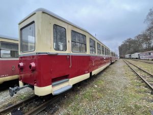 Jeden z úzkorozchodných vozů Balm prochází renovací, už dostal nový lak. Autor: Zdopravy.cz/Jan Šindelář