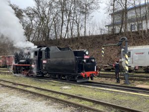 Parní lokomotiva U46.101 nabírá vodu v Jindřichově Hradci. Autor: Zdopravy.cz/Jan Šindelář