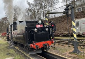 Parní lokomotiva U46.101 nabírá vodu v Jindřichově Hradci. Autor: Zdopravy.cz/Jan Šindelář