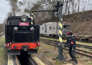 Parní lokomotiva U46.101 nabírá vodu v Jindřichově Hradci. Autor: Zdopravy.cz/Jan Šindelář