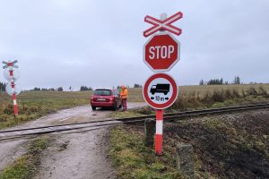 Všechny polní přejezdy na trati J. Hradec - Kamenic n. L. byly nově osazeny značkou Stop, případně doplněnou o další omezení. Pramen: Gepard Express