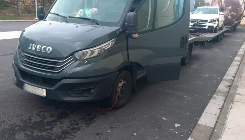 Přetížený náklaďák bez karty v tachografu. Foto: INSID