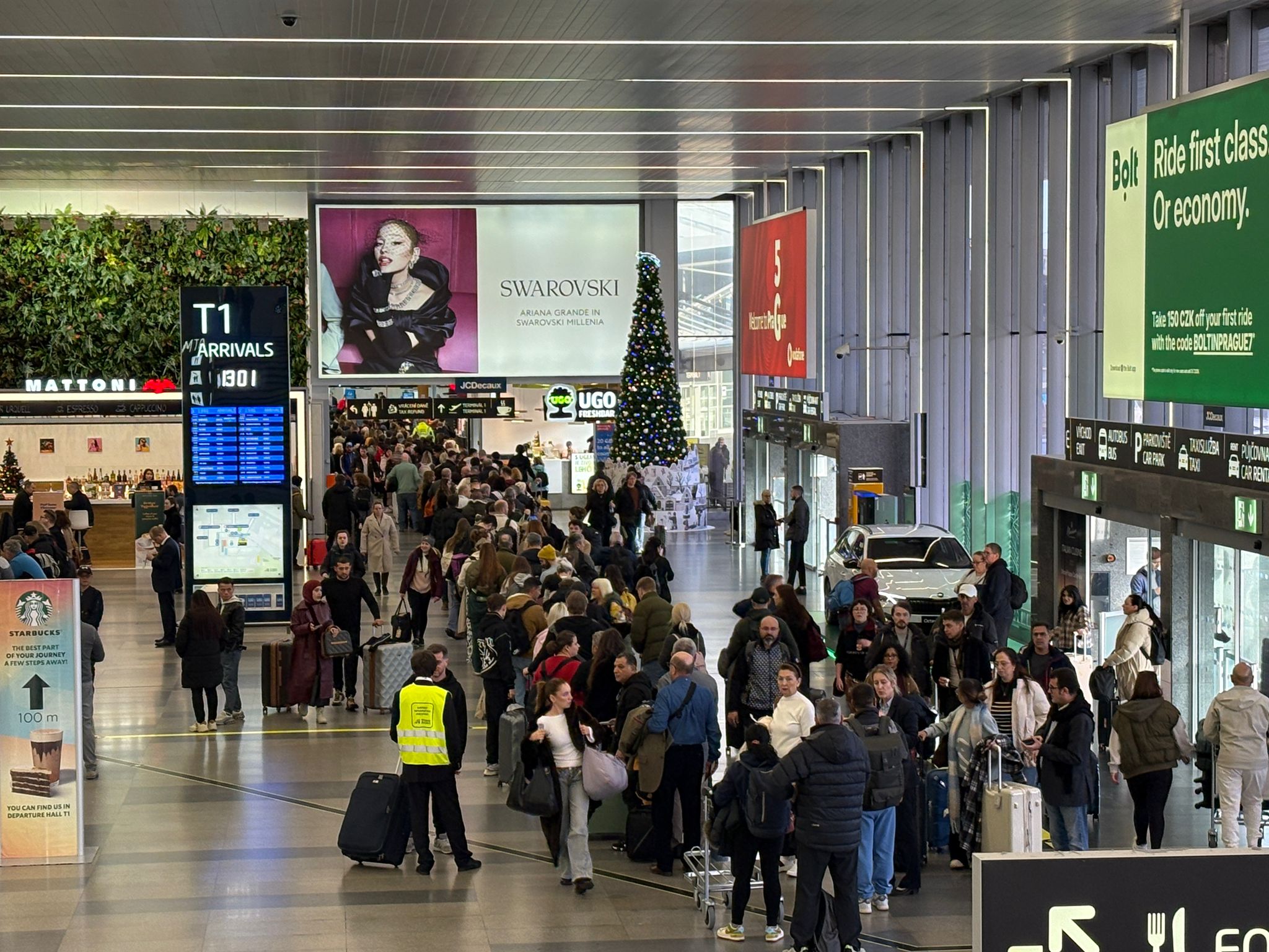 Fronta čekajících cestujících na pasové kontroly terminálu 1 pražského letiště. Foto: Zdopravy.cz / Vojtěch Očadlý