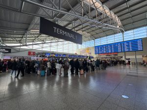 Fronta čekajících cestujících na pasové kontroly terminálu 1 pražského letiště. Foto: Zdopravy.cz / Vojtěch Očadlý