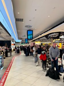 Fronta čekajících cestujících na pasové kontroly terminálu 1 pražského letiště. Foto: Zdopravy.cz