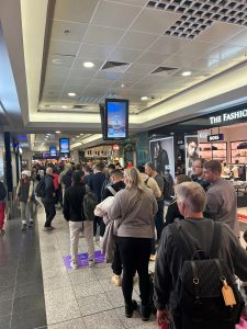 Fronta čekajících cestujících na pasové kontroly terminálu 1 pražského letiště. Foto: Zdopravy.cz