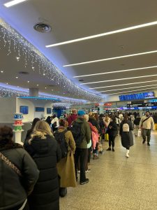 Fronty na terminálu 1 Letiště Václava Havla v pátek 12. 12. 2026. Foto: Zdopravy.cz