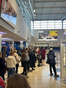 Fronty na terminálu 1 Letiště Václava Havla v pátek 12. 12. 2026. Foto: Zdopravy.cz