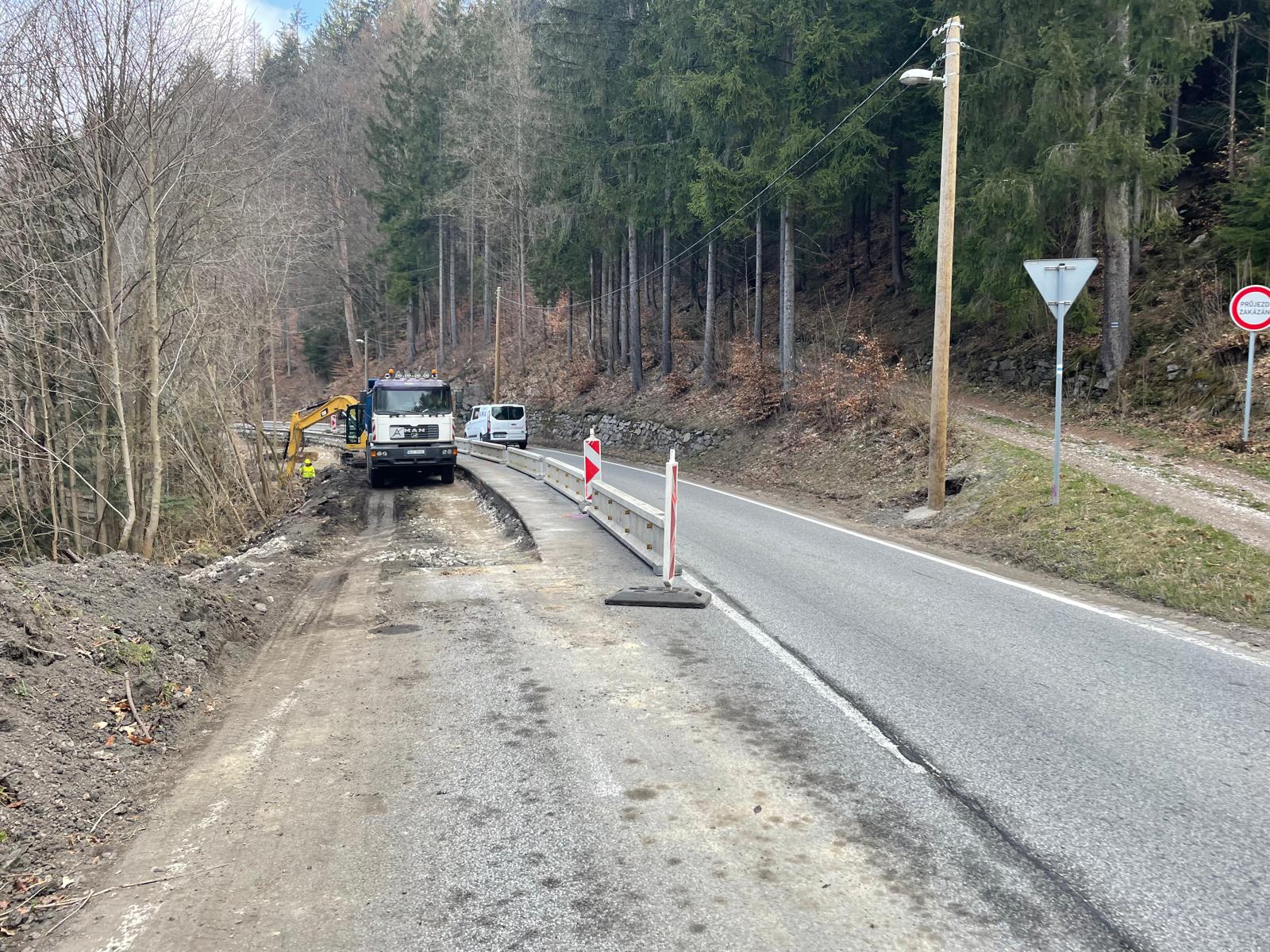Oprava silnice I/14 mezi Rokytnicí a Jabloncem nad Jizerou. Foto: ŘSD