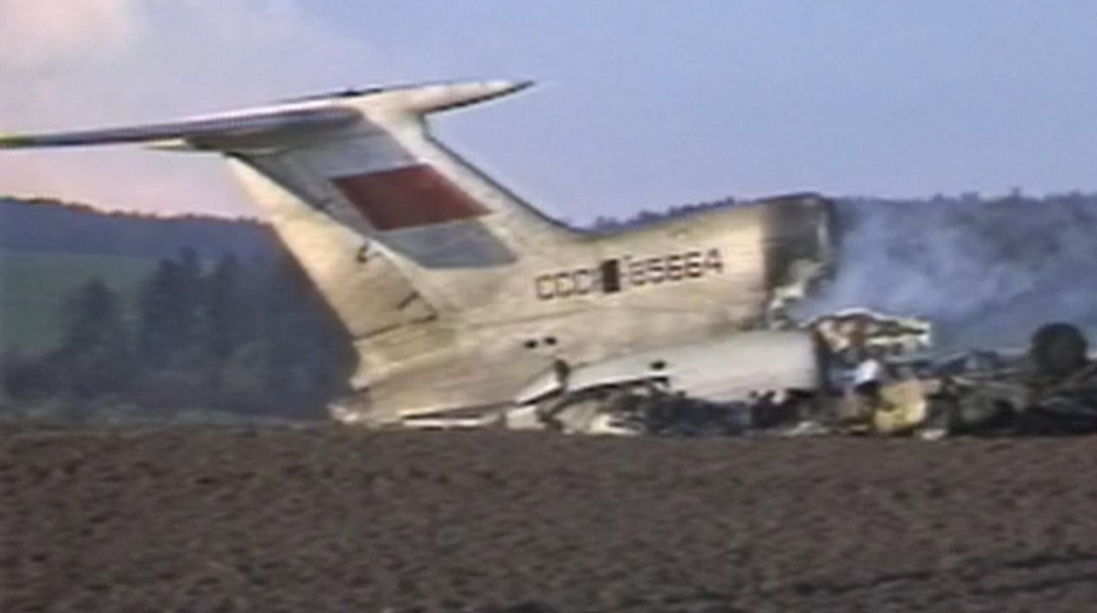 Havárie sovětského letounu Tu-154 u Dubence a nálet místních na kontraband cigaret. Zdroj: Archiv ČT24