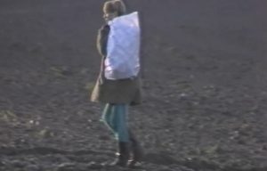 Havárie sovětského letounu Tu-154 u Dubence a nálet místních na kontraband cigaret. Zdroj: Archiv ČT24