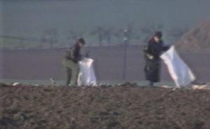 Havárie sovětského letounu Tu-154 u Dubence a nálet místních na kontraband cigaret. Zdroj: Archiv ČT24