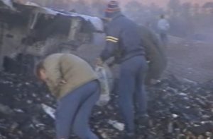 Havárie sovětského letounu Tu-154 u Dubence a nálet místních na kontraband cigaret. Zdroj: Archiv ČT24