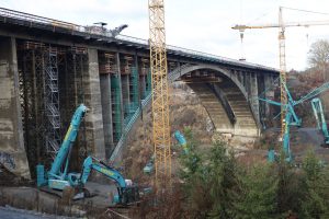 Demolice mostu Šmejkalka (prosinec 2025). Pramen: FB Strabag Česko