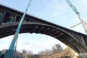Demolice mostu Šmejkalka (prosinec 2025). Pramen: FB Strabag Česko
