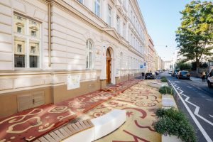 Před základní školou Grafická na pražském Smíchově vznikla plocha s barevným asfalt artem. Zdroj: Jan Malý