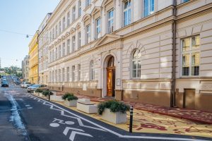 Před základní školou Grafická na pražském Smíchově vznikla plocha s barevným asfalt artem. Zdroj: Jan Malý