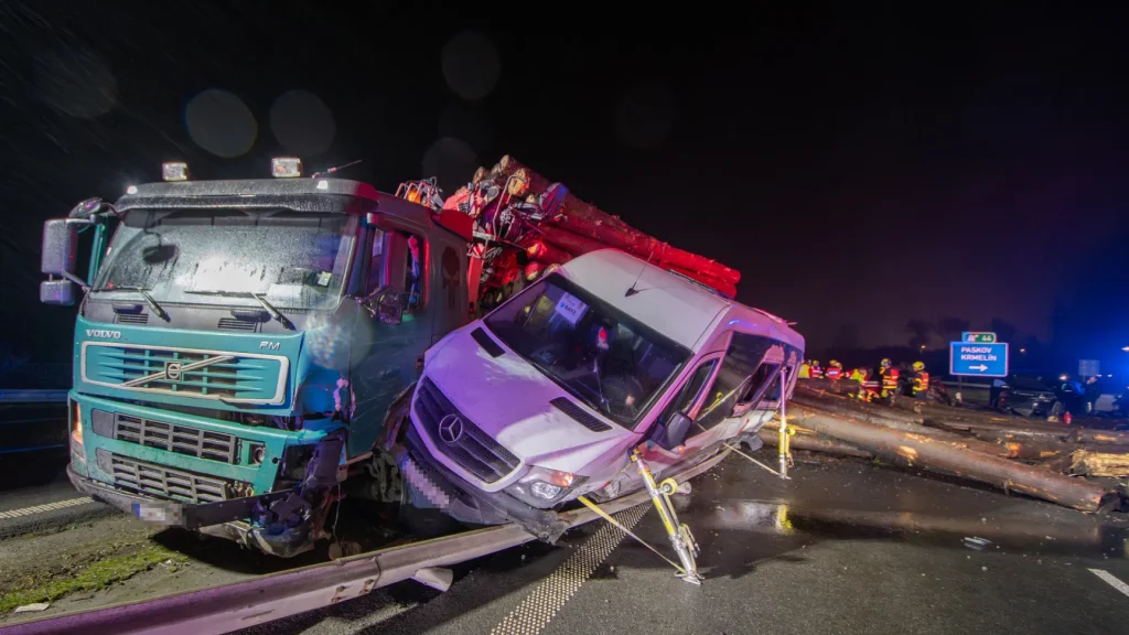 Nehodu na dálnici D56 u Ostravy způsobil přetížený kamion. Foto: HZS Moravskoslezského kraje.