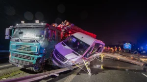 Nehodu na dálnici D56 u Ostravy způsobil přetížený kamion. Foto: HZS Moravskoslezského kraje.