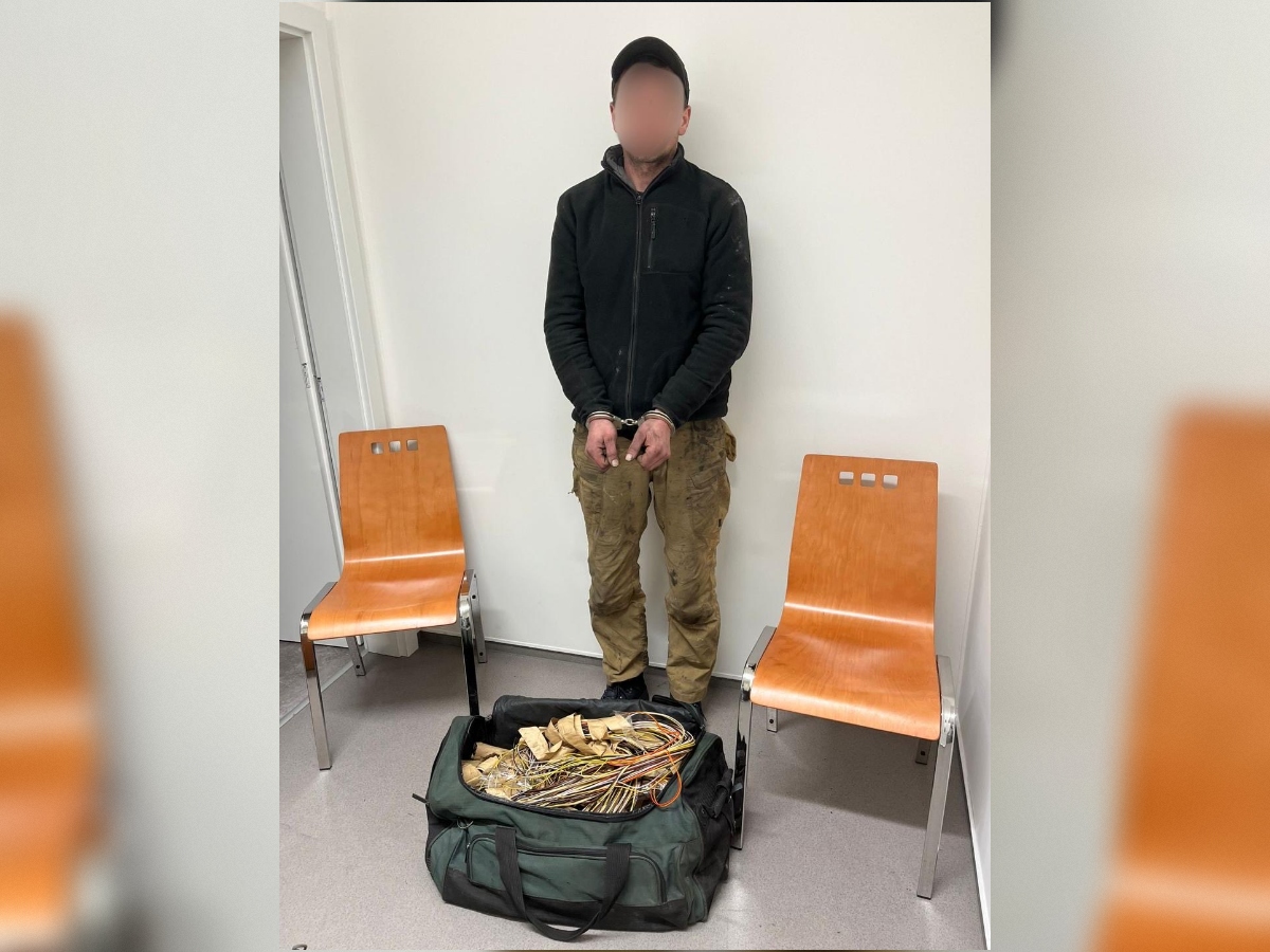 Zadržený zloděj 70 metrů kabeláže zabezpečovacího zařízení z trati mezi pražským hlavním nádražím a Vršovicemi. Foto: Policie ČR