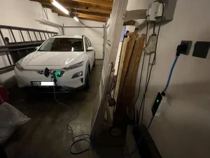 Domácí nabíjení elektromobilu. Foto: Radek Šindel