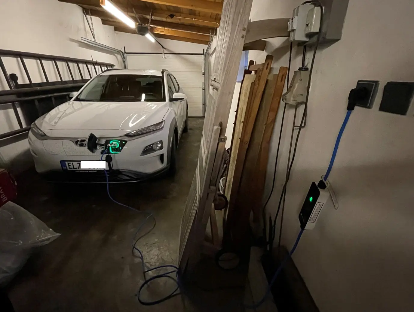 Domácí nabíjení elektromobilu. Foto: Radek Šindel