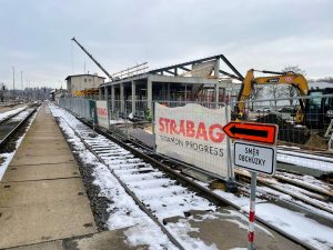 Stavba nové výpravní budovy ve stanici Mladá Boleslav hlavní nádraží, stav na počátku prosince 2025. Foto: Jan Sůra / Zdopravy.cz