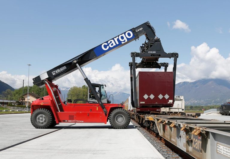 Nakládka jednotlivých vozových zásilek. Foto: SBB