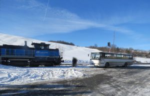 Střetnutí autobusu s lokomotivou v Třemešné. Zdroj: Policie ČR
