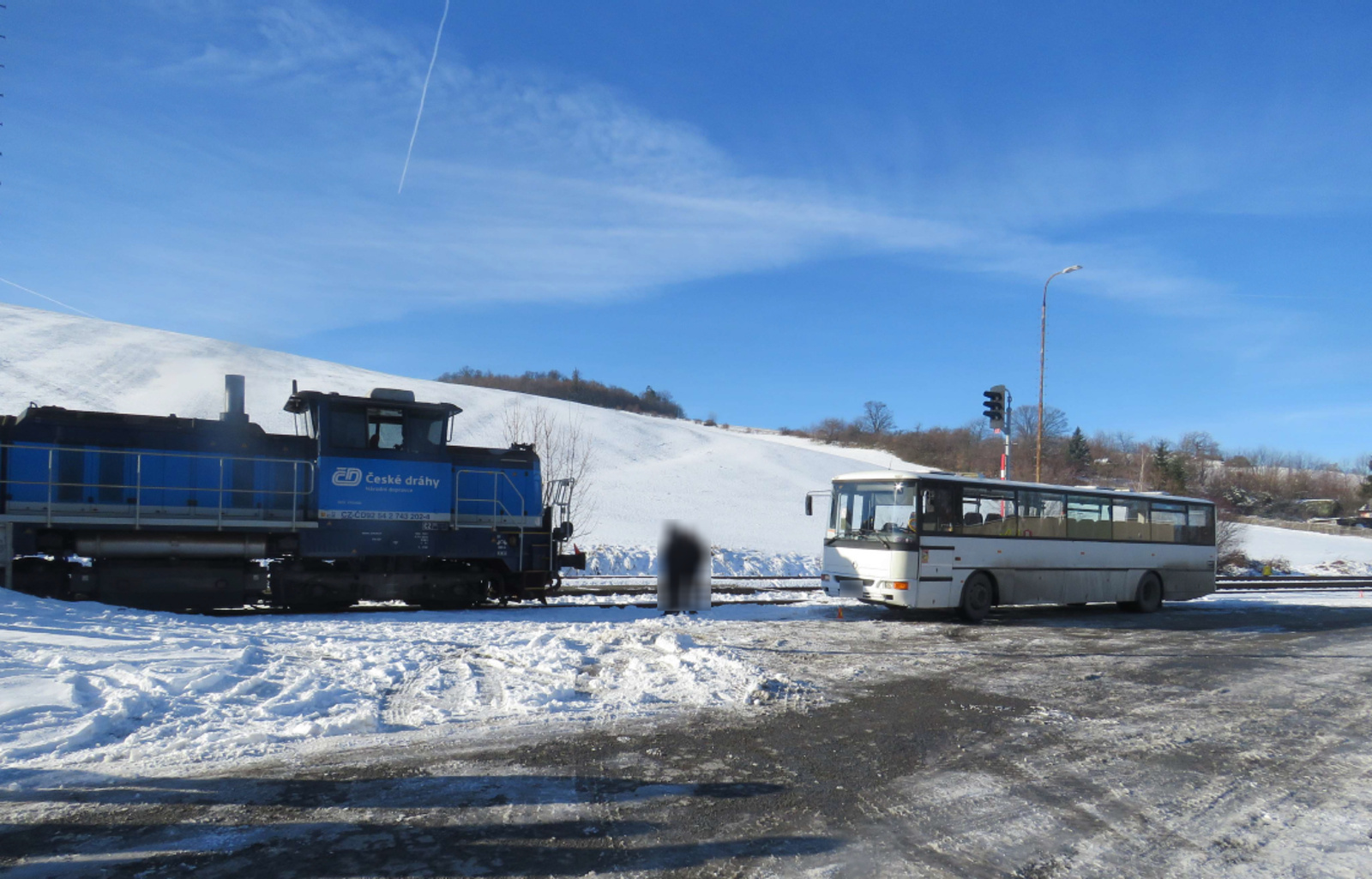 Střetnutí autobusu s lokomotivou v Třemešné. Zdroj: Policie ČR