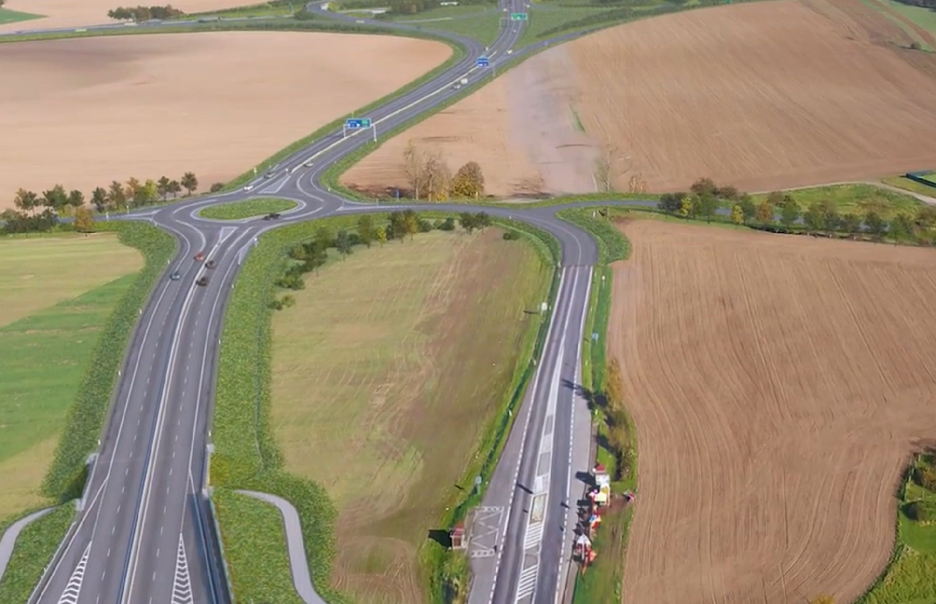 Budoucí okružní křižovatka na přeložce silnice I/16 u Úlibic jako součást stavby D35 Úlibice obchvat. Foto: ŘSD