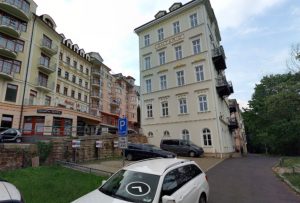 Parkování v ulici Zámecký vrch v Karlových Varech. Foto: Mapy.com