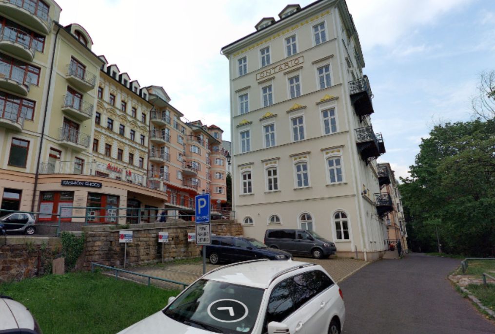 Parkování v ulici Zámecký vrch v Karlových Varech. Foto: Mapy.com