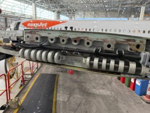 Instalace sharkletu na křídlo A320. Zdroj: easyJet