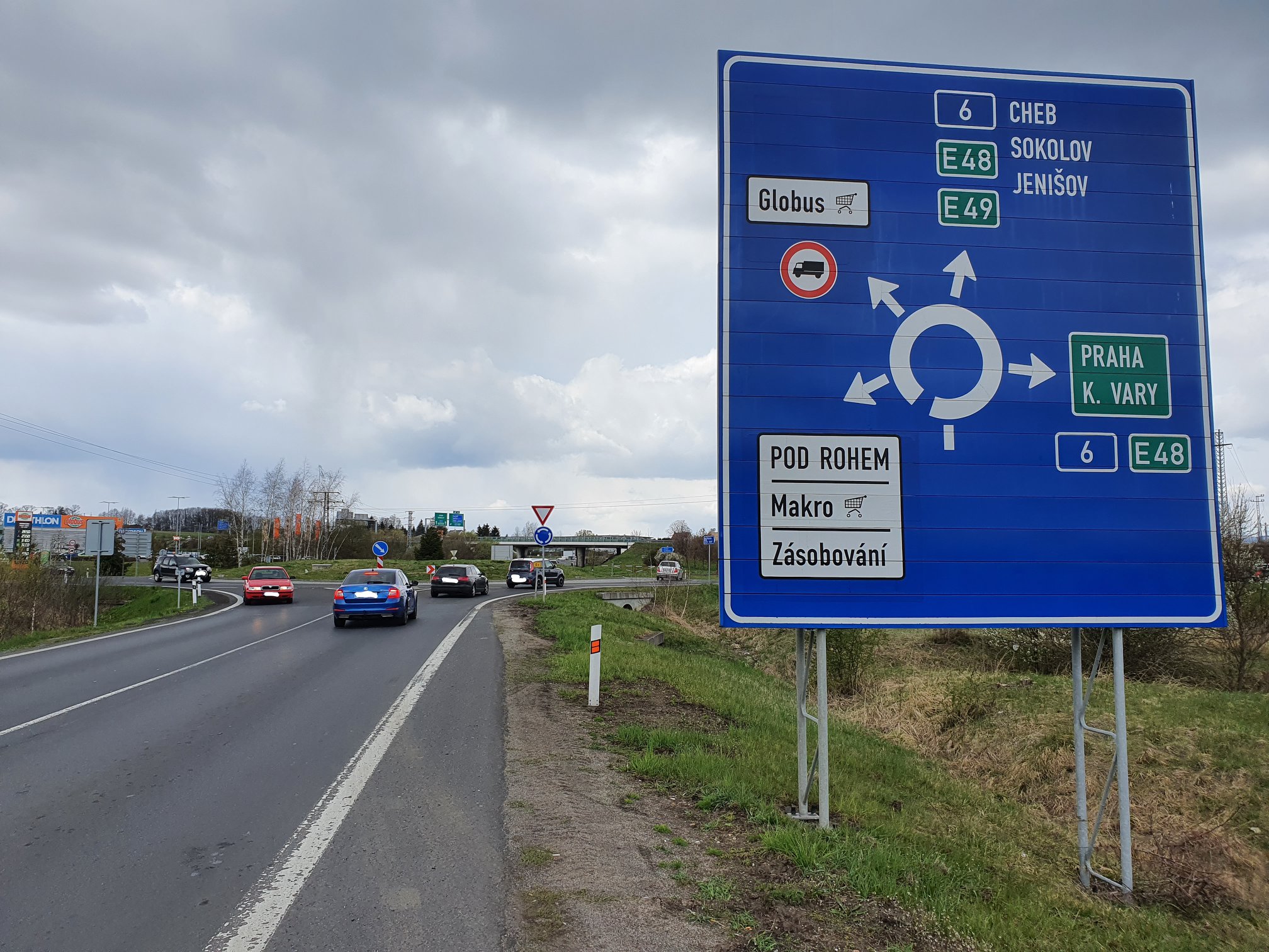 Okružní křižovatka na silnici I/20 u Tašovic u Karlových Varů. Foto: Karlovarský kraj