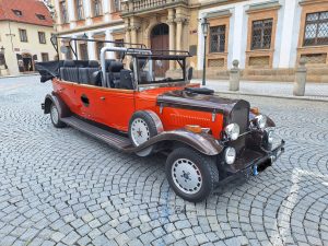 Pseudohistorické vozy v ulicích Prahy. Foto: MHMP