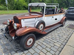 Pseudohistorické vozy v ulicích Prahy. Foto: MHMP