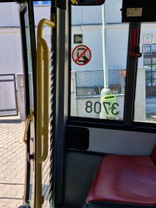 Neoficiální piktogram zakazující používání mobilu v autobusu pražské MHD. Foto: Zdopravy.cz