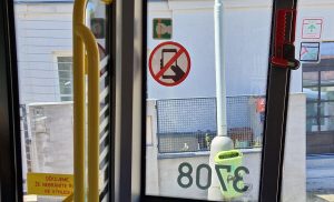 Neoficiální piktogram zakazující používání mobilu v autobusu pražské MHD. Foto: Zdopravy.cz