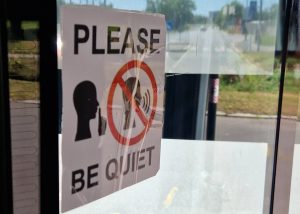 Neoficiální piktogram zakazující hlasité hovory v autobusu pražské MHD. Foto: Zdopravy.cz