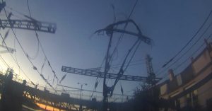 Okamžik stržení troleje v Roudnici nad Labem. Foto: Metrans Rail / ŽESNAD.cz