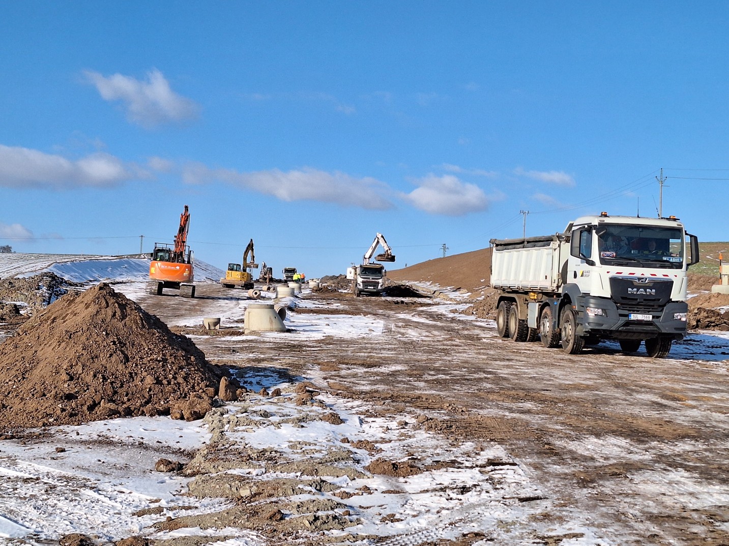 Práce na dálnici D7 v úseku MÚK Slaný-západ – Kutrovice. Foto: ŘSD