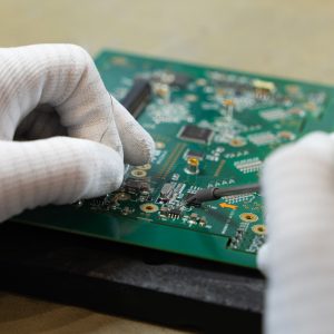 Výroba dopravní elektroniky ve společnosti AMiT ve Voticích. Foto: AMiT Production