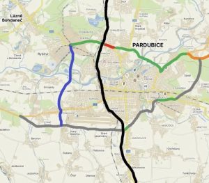 Řešení nových komunikací okolo Pardubic pro ulehčení od tranzitu. Západní tangenta je modře. Foto: Český okruh