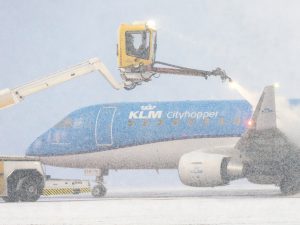 Odmrazování letadla KLM v Amsterdamu. Zdroj: Letiště Amsterdam