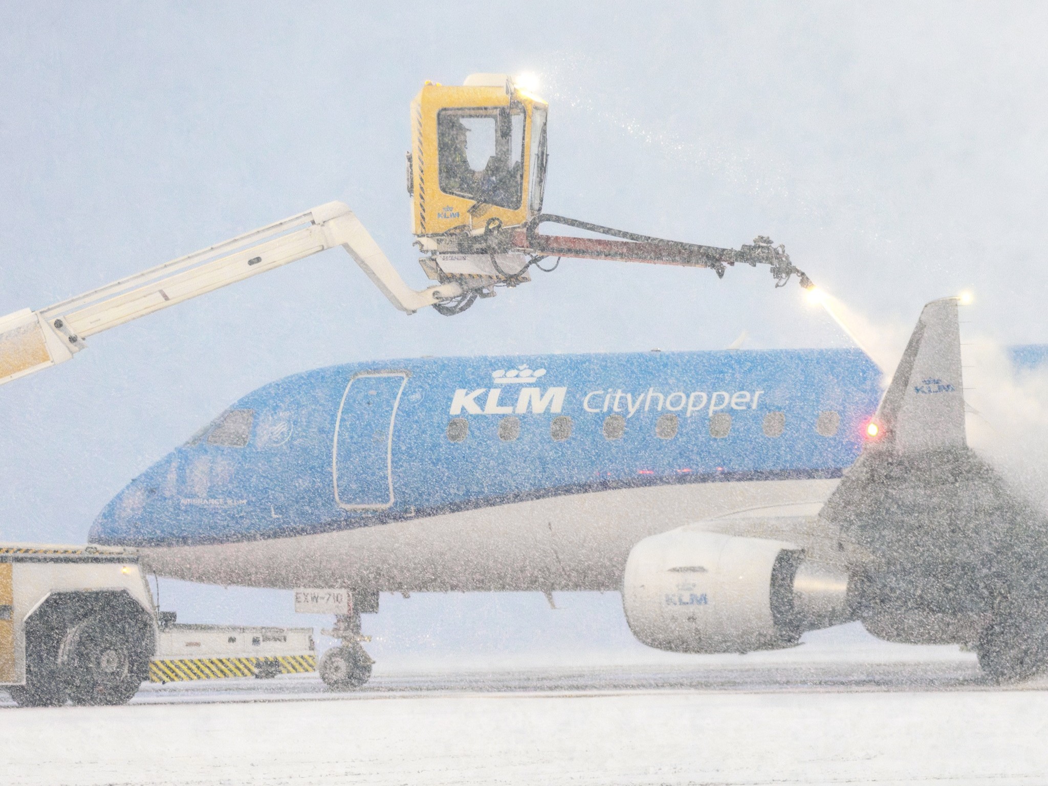 Odmrazování letadla KLM v Amsterdamu. Zdroj: Letiště Amsterdam